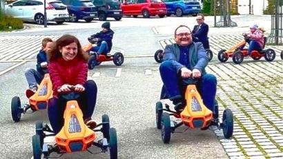 Bild: Krones
Rektorin Julia Stiegler, Bürgermeister Uwe König und Vorstandsvorsitzender Thomas Pickel (im Hintergrund) liefern sich mit den Kindern ein Wettrennen