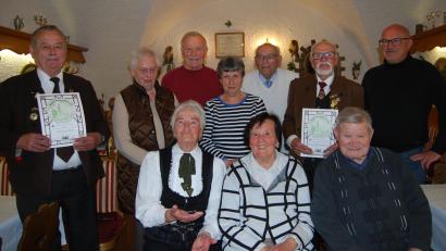 Bild: Susanne Wenzel/exb
Langjährige Mitglieder zeichnete die Eghalanda Gmoi Waldsassen aus. Im Bild (stehend, von links) Vorsitzender Josef Heinz, Gerlinde Bauer, Heinz Pleier, Annelies Pleier, Wolfgang Sommer, Rudolf Hannawald und Stadtrat Bernhard Lux sowie (sitzend, von links), Elfriede Hannawald-Fastner, Marianne Bauer und Edmund Bittner.
