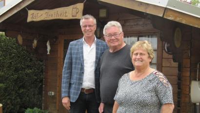 Bild: fg
1. Bürgermeister Hermann Falk gratuliert Ingrid und Peter Förster zur goldenen Hochzeit.