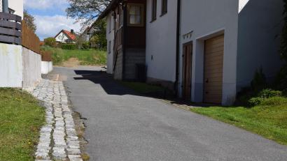 Bild: fla
Da ein Pfosten zur Absperrung des Hohlweges eingebaut wird, soll durch die Asphaltierung ein sauberer Abschluss geschaffen werden. Weiter wird ein Einzeiler eingebaut.