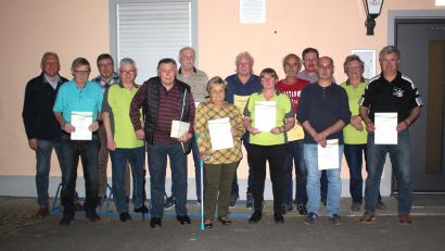 Bild: Siedlergemeinschaft Reuth-Premenreuth/exb
Bürgermeister Werner Prucker (von links) mit den Geehrten und Verantwortlichen: Norbert Wolff, Edgar Wagner, Bernhard Greger, Arthur Neugirg, Manfred Zeitler, Heidemarie Beyer, Herbert Vielgut, Kornelia Zeus, Günter Konz, Klaus Ernstberger, Martin Hiller, Erna Ulrich und Peter Schieder.