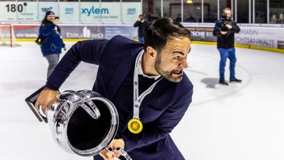 Bild: Tobias Neubert
Jubelbilder der Blue Devils Weiden nach dem Gewinn der Oberliga-Meisterschaft sowie dem Aufstieg in die DEL2.