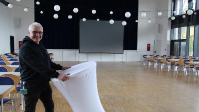 Bild: prh
Pächter Oliver Fienz packt bei den Events in der Erbendorfer Stadthalle kräftig mit an. Er verlängerte vorzeitig seinen Pachtvertrag um fünf Jahre.