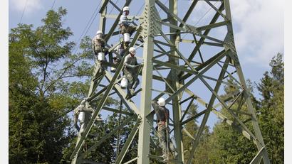 Bild: Christian Martens/Bayernwerk/exb
Mit dem Farbeimer auf den Mast: Die Hochspannungsleitung zwischen Regenstauf und Schwandorf erhält einen frischen Anstrich.