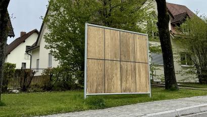 Bild: Eichl
Ähnliche Plakatwände wie hier in Vohenstrauß stehen in Flossenbürg den Parteien für ihre Wahlwerbung zur Verfügung. Der Gemeinderat hat nun genau geregelt, wie diese zu befüllen sind.
