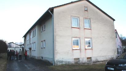 Bild: bjp
Das Mehrfamilienhaus Am Rückenbühl 2 aus den 1960er Jahren steht wohl vor dem Abriss. Die Stadt erwägt, an dessen Stelle einen Wohnblock in ökologischer Holzbauweise als Projekt des sozialen Wohnungsbaus zu errichten.