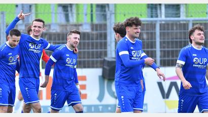 Bild: A. Schwarzmeier
Die Spieler der SpVgg SV Weiden haben den erneuten Bayernliga-Aufstieg geschafft.