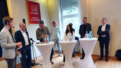 Bild: fpoz
Sie erläuterten die Pläne der Firma Cube (von links): Moderator Tim Wehinger, Verwaltungsleiter Stefan Falter, Ralf Zrenner vom Büro Wittmann, Cube-Chef Macus Pürner, Bürgermeisterin Margit Bayer, Architekt Peter Kuchenreuther und Klaus Hoffmann, rechtlicher Vertreter der Stadt Waldershof.