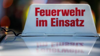 Symbolbild: Daniel Karmann/dpa
„Feuerwehr im Einsatz“ steht auf dem mobilen Auto-Dachschild.