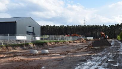 Bild: bnr
Der Ausbau der Stichstraße im Industriegebiet West II hat bereits begonnen. Jetzt muss der Erdaushub entsorgt werden.
