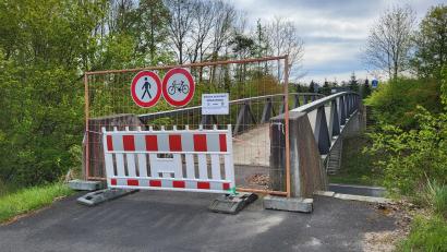 Bild: rti
Die Rad- und Fußgängerbrücke, die über die B15 bei Tirschenreuth führt, ist weiterhin gesperrt.