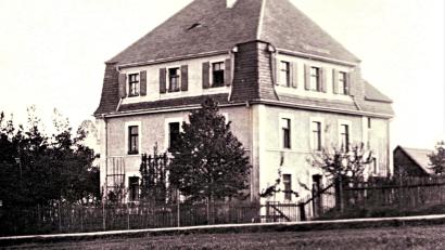 Bild: Archiv Friedrich Wölfl
Das Foto des aufgestockten Schulgebäudes stammt aus dem Jahr 1921. Noch in den 1960er-Jahren hatte sich daran nichts geändert: im ersten und zweiten Stock je ein großes Klassenzimmer, im Erdgeschoss die Dienstwohnung des Schulleiters.