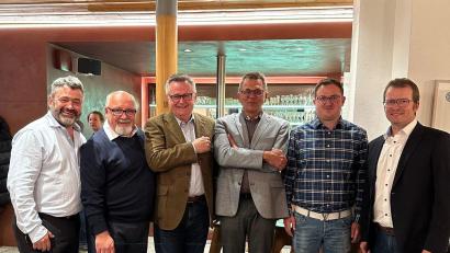 Bild: Marc Rosenberger/exb
Zufriedene Gesichter der alten sowie neuen Vorstandsmitglieder (von links): Guido Hoferer (Clubmanager), Peter Kohlmann (Vizepräsident), Heinz Grimm (Schatzmeister), Ralf Koch (Präsident), Daniel Ertl (Spielleiter), Markus Jobst (Platz-, Gebäude- und Naturwart).