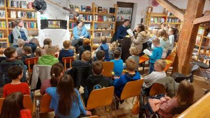 Bild: Stadtbücherei Waldsassen/exb
Viele Kinder folgten der Einladung anlässlich des Welttages des Buches in die Stadtbücherei Waldsassen.