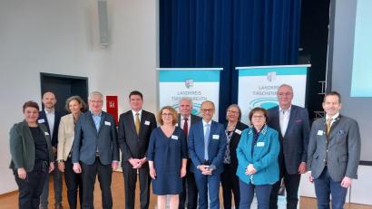 Bild: Landratsamt Tirschenreuth/exb
Beim Festakt waren dabei MdB Albert Rupprecht, Bezirkstagspräsident Franz Löffler, Anita Busch, Theresia Nüßlein (Bayerische Landesanstalt f. Landwirtschaft), stellvertretender Landrat Alfred Scheidler, Kreisseniorenbeauftragter Peter Gold, Wohnberaterin Isolde Guba, Ministerialdirigent Christoph Sigl, Bürgermeister Johannes Reger, Brigitte Herkert (Afa Sozialplanung), Jonas Horn sowie Anja Dubrowski von der Seniorenfachstelle.