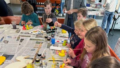 Bild: gau
Die Kinder hatten großen Spaß beim Dekorieren der Renn-Enten.