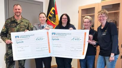 Bild: Mario Hönig/exb
Stabsfeldwebel Hubert Rosner, Oberstleutnant Hekja Marlen Werner, Anja Clement, Angelika Pscherrer und Daniela Pscherrer (von links) mit dem Scheck.