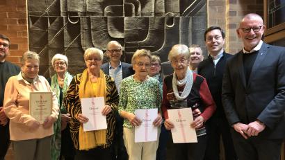 Bild: Gudrun Sirtl/exb
Ehrungen gab es bei der KAB Waldsassen. Mit Im Bild Vorsitzender Dominik Sirtl (links), Vorsitzende Gudrun Sirtl (Dritte von links), Bürgermeister Bernd Sommer (Fünfter von links) sowie (von rechts) Präses Dr. Thomas Vogl und Diözesanpräses Stephan Rödl.