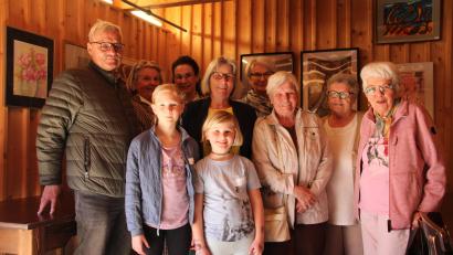 Bild: prh
Die erstmals ausgestellten Bilder von Mitgliedern der Malgruppe des Maria-Seltmann-Hauses überzeugen durch eine Vielfalt an Motiven und Maltechniken. Auch 13 Kinderbilder sind in einer Ecke des Schafferhofs ausgestellt.