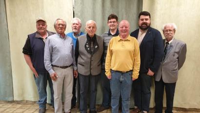 Bild: Brandl/exb
Nach den Ehrungen: (von links) Hans-Peter Winter, Manfred Lilla, Hans-Peter Daschner, Hans Winter, Zweiter Schützenmeister Markus Rupprecht, Harald Platzer, Bürgermeister Stefan Frank und Ehrenschützenmeister Reinhold Brandl.