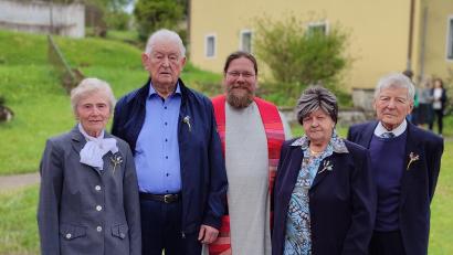 Bild: hdk
Die Ältesten bei der Jubelkonfirmation in Eschenfelden: (von links) Leni Rümpelein, Hermann Melchner (beide Eisen), Diakon Bernd Deyerl, Käthe Lindner (Eisen) und Dr. Hans Lindner (Gnadenkonfirmation).