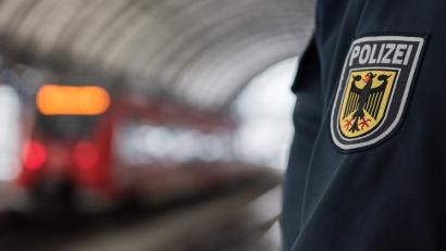 Symbolbild: Bundespolizei/exb
In Altenstadt/WN haben Jugendliche einen Zug mit Steinen beworfen. Die Bundespolizei Waidhaus hat ein Ermittlungsverfahren eröffnet.
