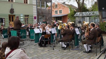 Bild: wel
Die 40 Musikerinnen und Musiker bieten am Oberviechtacher Marktplatz eine erstklassige Serenade mit böhmischer Musik.
