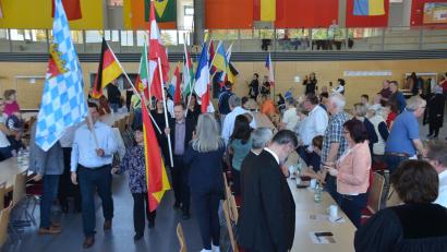 Bild: ak
Das Fest der Kulturen begann mit einem Einzug der Festgäste und Organisatoren, die Fahnen der in Speichersdorf vertreten Nationen trugen.