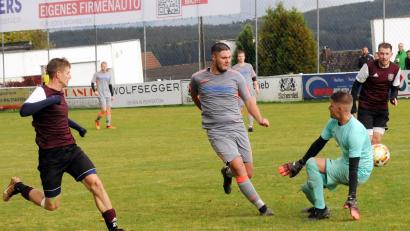 Archivbild: hho
Torjäger Julian Schindler (graues Trikot), der in dieser Szene in der Partie beim ASV Waldsassen trifft, erzielte am Samstag beim 9:2-Sieg des TSV Waldershof bei der SG Marktredwitz sechs Tore.