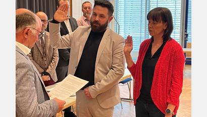 Bild: phs
Sabine Eichermüller und Sebastian Dippold bei der Vereidigung als Kreisräte.