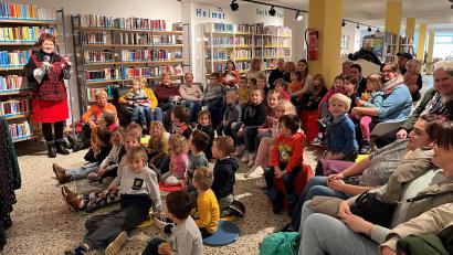 Bild: Pia Heinrich/exb
Viele Besucher wollten das jüngste Kasperltheaterstück von Marie Luise Kaiser (links) in der Stadtbücherei Mitterteich sehen.