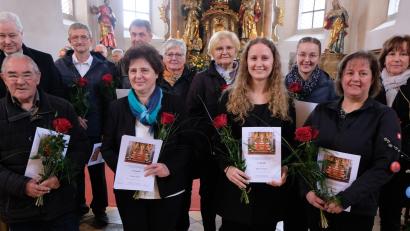 Bild: le
Die Jubilare des Kirchenchors Floß mit Kantor Andreas Kunz (Zweite Reihe, links).