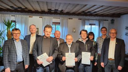 Bild: ufh
Die CSU Süß ehrt langjährige Mitglieder (von links): stellvertretender Ortsvorsitzender Manfred Wendl, MdL Harald Schwartz, Ronald List, Zweiter Bürgermeister Georg Götz, Ortsvorsitzender Uwe Friedrich, Norbert Simon, Dritte Bürgermeisterin Evi Höllerer, Listenkandidat Martin Fleischmann und Erster Bürgermeister Bernhard Lindner.