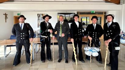 Bild: Marko Pammer/exb
Marius Jäger (Zweiter von links) kommt nach der „Walz“ zurück in die Heimat. Von Bürgermeister Frank Zeitler wird er im Nabburger Rathaus empfangen.