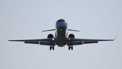 Bild: Robert Michael/dpa-Zentralbild/dpa
Ein Flugzeug ist beim Flug von München im Landeanflug auf den Flughafen Dresden International.