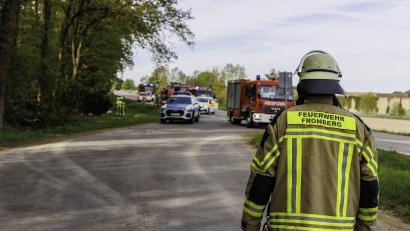 Bild: Hösamer
Nahe Lindelohe hat sich ein schwerer Unfall ereignet, bei dem ein Mann ums Leben kam. Feuerwehr, Rettungsdienst und Polizei sind im Einsatz.