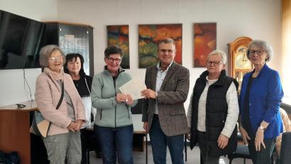 Bild: exb
Bürgermeister Karlheinz Budnik nimmt die Spende des Katholischen Frauenbunds gern entgegen.