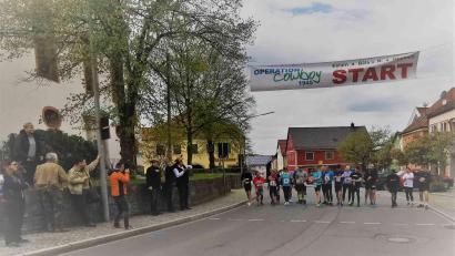 Bild: gz
Nach dem Startschuss von Bürgermeister Reiner Gäbl stoppen die Bürgermeister Libor Picka aus Bela und Miroslov Rauch aus Hostoun (rechts und links daneben) die Startzeit.