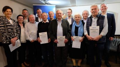 Bild: CSU Hirschau
Eine Fülle von Ehrungen nimmt der CSU-Ortsverband Hirschau vor (von links): Maria-Hedwig Dobmeyer, Zweite Bürgermeisterin Bärbel Birner, Dritter Bürgermeister Hermann Gebhard, Karl Merkl, Bürgermeister Hermann Falk, Hermann Gebhard, Alt-Bürgermeister Helmut Rösch, Josef Wiesnet, CSU-Ortsvorsitzender Florentin Siegert, Annemarie Reil, Hans Schadl, Hans Bösl und CSU-Kreisvorsitzender Harald Schwartz.