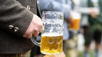 Symbolbild: Matthias Balk
Mit einem 1,3 Kilogramm schweren Masskrug soll der Angeklagte mehrmals auf den Kopf eines 28-Jährigen eingeschlagen haben, bis der Krug zerbrach.