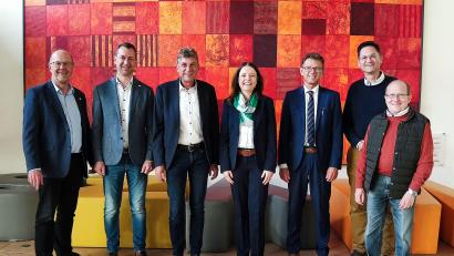Bild: Claudia Wittmann/exb
Der Vorstand (von links): Martin Wurdack (Schulleiter BSZ Amberg), Markus Weiß (Zweiter Vorsitzender), Georg Wittmann (ausscheidender Zweiter Vorsitzender), Sonja Kalb (Vorsitzende), Andreas Reindl (Schatzmeister), Daniel Hagn und Gerd Fischer (Beiräte).