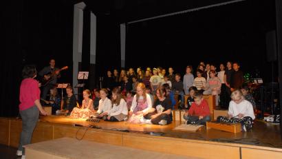 Bild: pop
Der Schulchor der Grundschule Kümmersbruck begeistert bei der Musiknacht mit mehreren Stücken.
