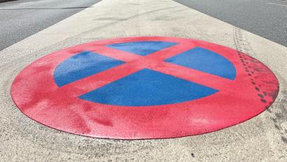 Bild: Gabi Schönberger
Auf dem weißen Mittelstreifen in der Dr.-Pfleger-Straße in Weiden herrscht absolutes Halteverbot.