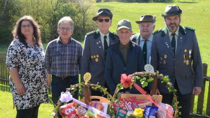 Bild: ker
Sonja Pilhofer und Alfred Schmidt für die Jagdgenossen sowie Manfred Rubenbauer, Manfred Pirner und Johann Sperber für die Schützen gratulierten dem Jubilar Willi Aures.