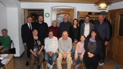 Bild: CSU Ebnath/exb
Ehrungen standen bei der CSU Ebnath an. Im Bild (sitzend, von links) Elisabeth Ritter, Beate Philipp, Günther Tretter, Pauline und Pamela Seeharsch sowie (stehend, von links) Kreisvorsitzender Tobias Reiß (links), Helmut Schenkl, Werner Bauer, Hans Enders, Anna Ritter, Bürgermeister Wolfgang Söllner und CSU-Vorsitzender Josef Söllner.