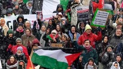 Symbolbild: Henning Kaiser/dpa
"Neben dem Schock über die Massaker der Hamas, hat die antisemitische Agitation auf Bayerns Straßen und im Netz seit dem 7. Oktober viele Jüdinnen und Juden tief verunsichert", sagt Rias-Bayern-Leiterin Annette Seidel-Arpacı. Die Zahl der antisemitischen Vorfälle ist im vergangenen Jahr auch in der Oberpfalz gestiegen.