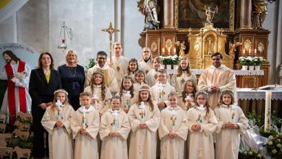 Bild: Alexander Schoen/exb
Die Erstkommunionkinder mit den Tischmüttern Andrea Monath und Silke Bächer, Pfarrer Joseph (hinten von links), den Ministranten sowie Pater Martin (hinten, rechts).