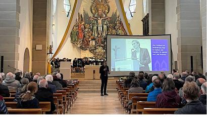 Bild: Susanne Schwab
Zum Veranstaltungsabend "Kirche-Klima-Kultur" hatten sich zahlreiche Interessierte in der Dreifaltigkeitskirche eingefunden.