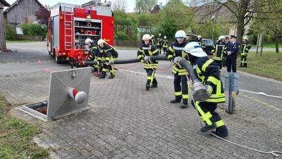 Bild: dob
Erstmals legte wieder eine Damengruppe ein Leistungsabzeichen bei der FFW Böhmischbruck in der Dorfmitte von Kößing ab.