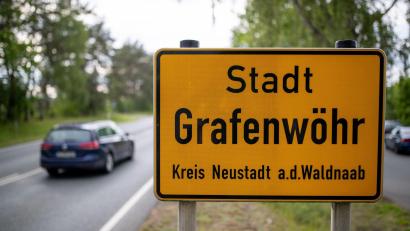 Bild: Daniel Karmann/dpa/Archivbild
"Stadt Grafenwöhr" steht auf einem Ortsschild.